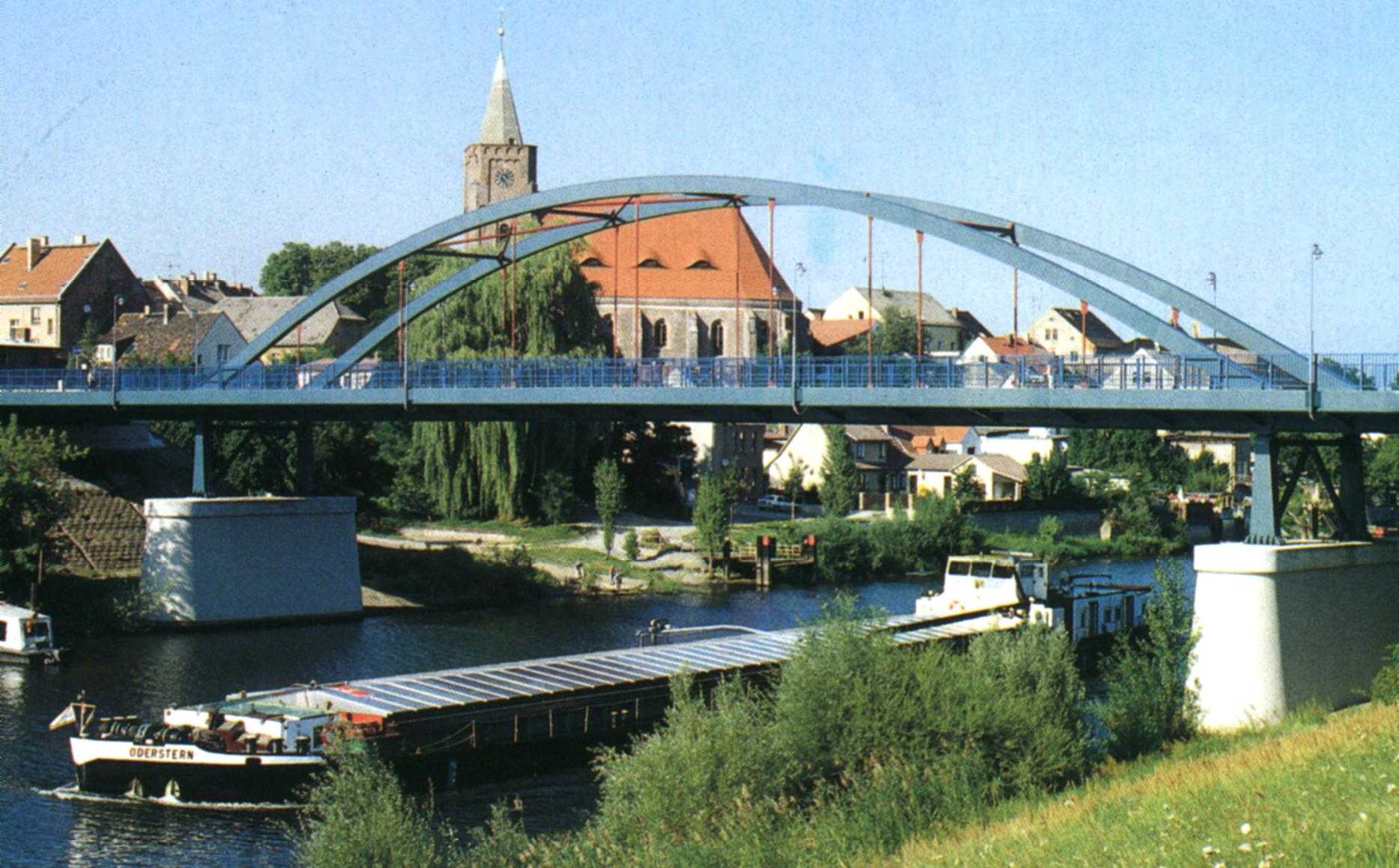 Brücke, Kirche und Wasser in Fürstenberg (Oder)