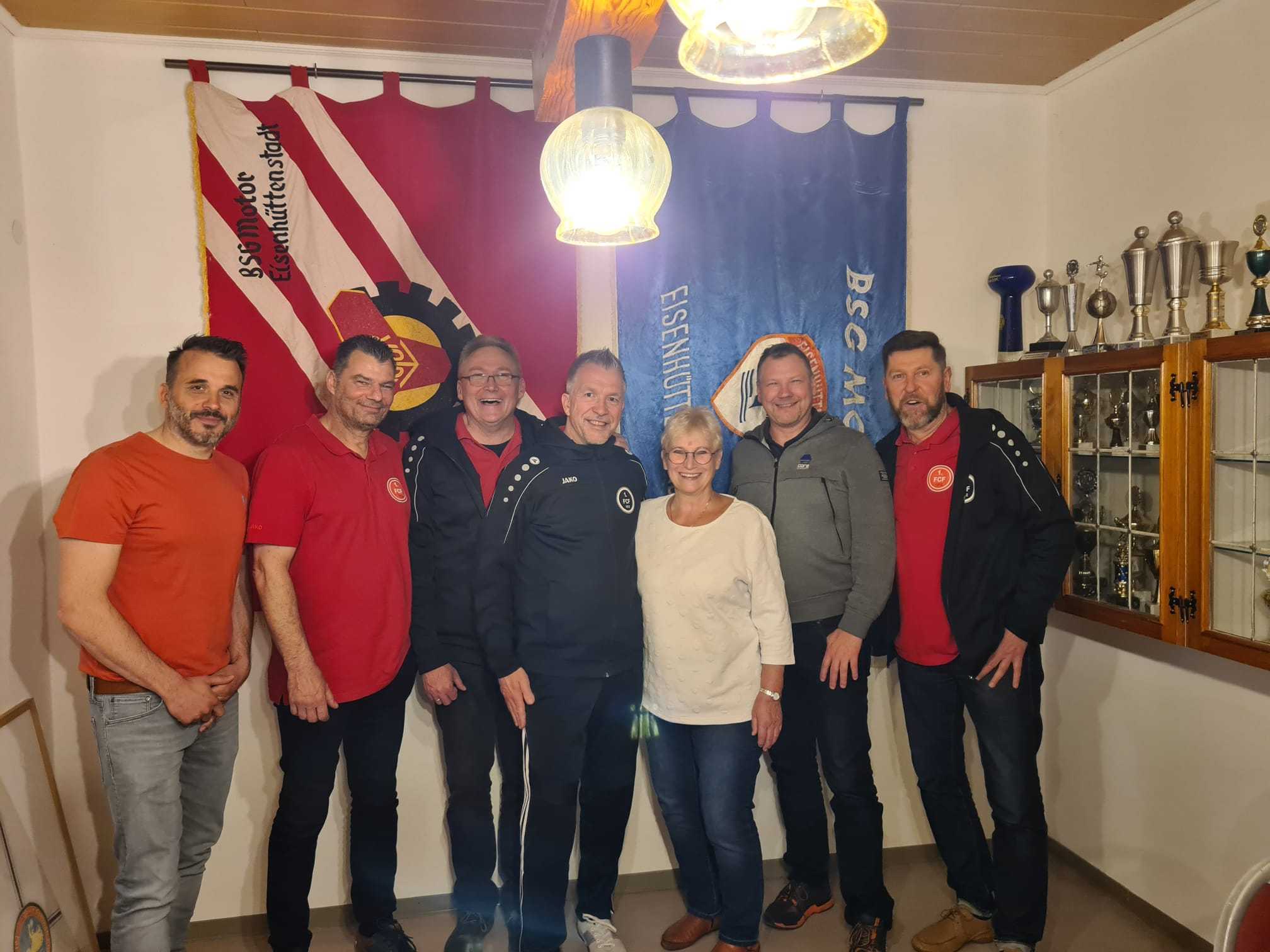 Die sieben Vorstandsmitglieder gemeinsam im Vereinsraum.